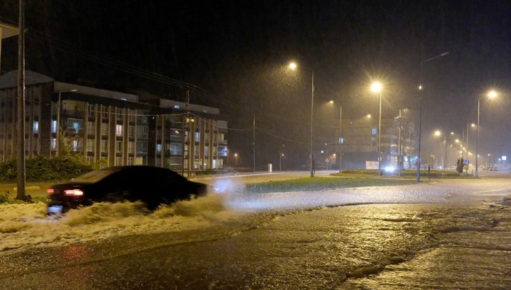 Yurdu, sağanak ve fırtına vurdu: Evleri su bastı, çatılar uçtu