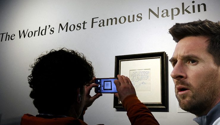 Lionel Messi’nin Barcelona ile ilk sözleşmesinin yazılı olduğu peçete açık artırmaya çıktı