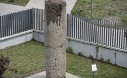 Tarihe ışık tutan altı tonluk dikili taş müzede sergileniyor