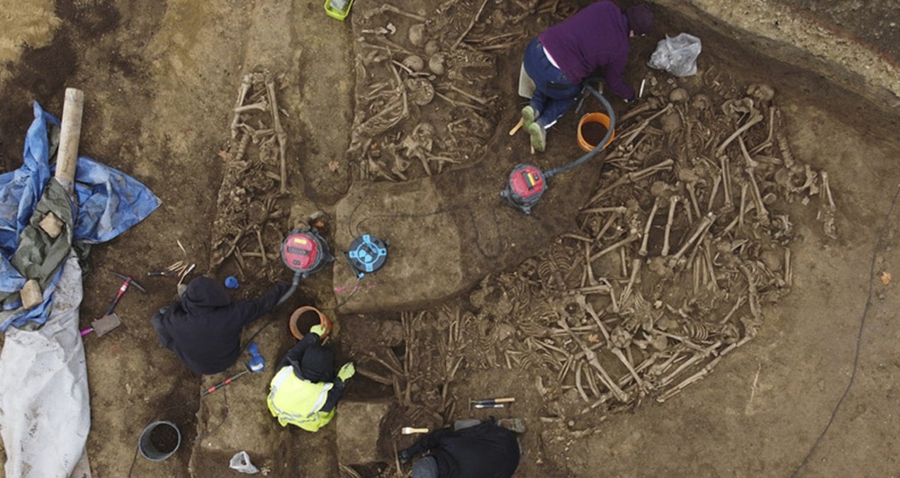 Uzmanlar ‘felaket bir olay’ dedi: Futbol sahasının altından toplu mezar bulundu